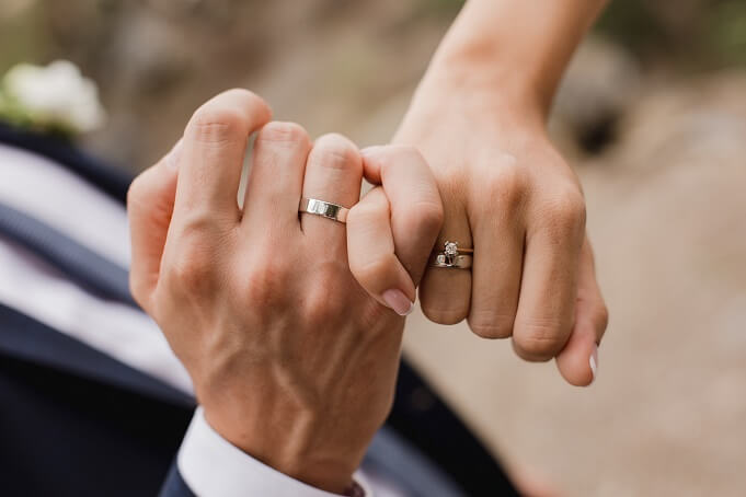 結婚指輪 婚約指輪の素材にプラチナ ゴールドが人気な理由とは メリット デメリットを紹介 横浜元町彫金工房