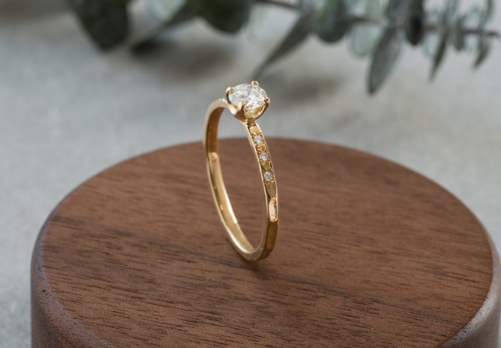 イエローゴールドの婚約指輪の魅力とは？ – 手作り結婚指輪・婚約指輪の鎌倉彫金工房
